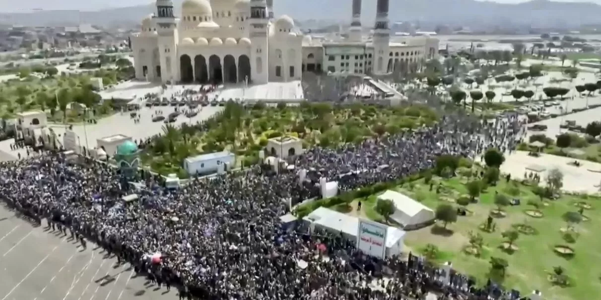 جنازة كبرى لقيادات الحوثيين بصنعاء بعد الغارة الإسرائيلية