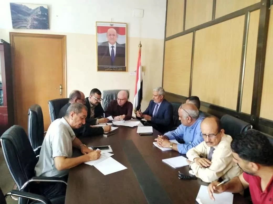 اليمن: اجتماع بتعز يناقش تخفيض رسوم عدد من الخدمات وضبط المخالفين