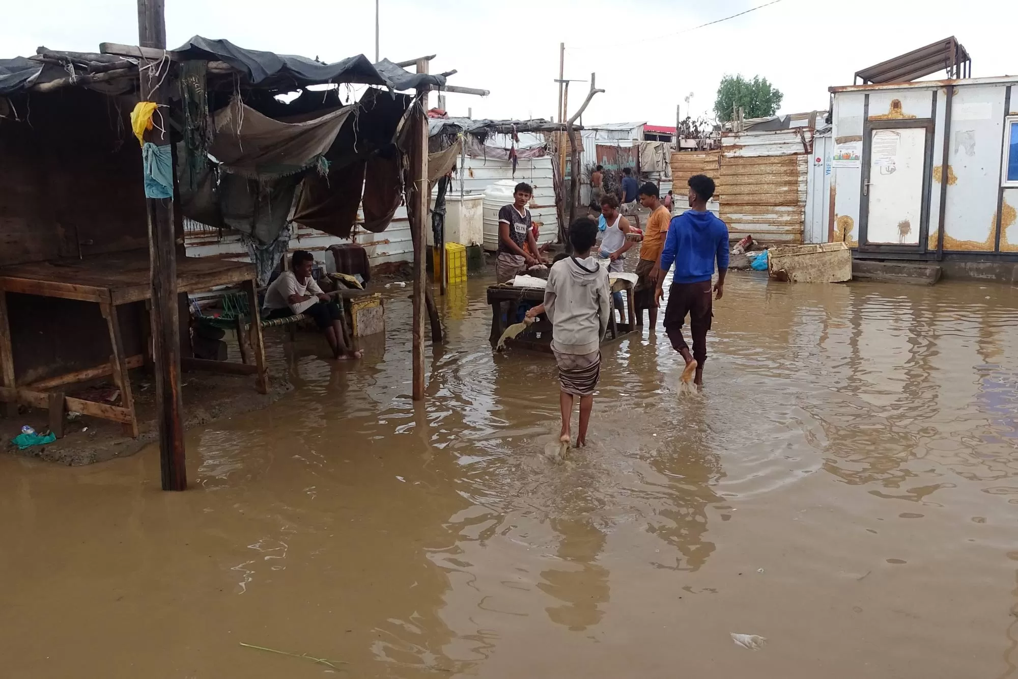 اليمن: تقارير دولية تؤكد تضرر أكثر من 322 ألف شخص في مخيمات النزوح جراء الفيضانات الأخيرة