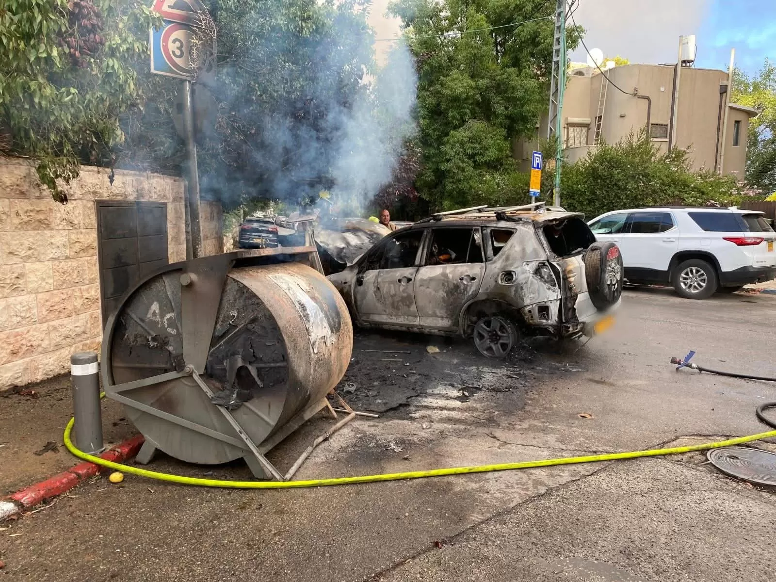 احتجاجات وإحراق مركبات نيران تصل منزل نتنياهو