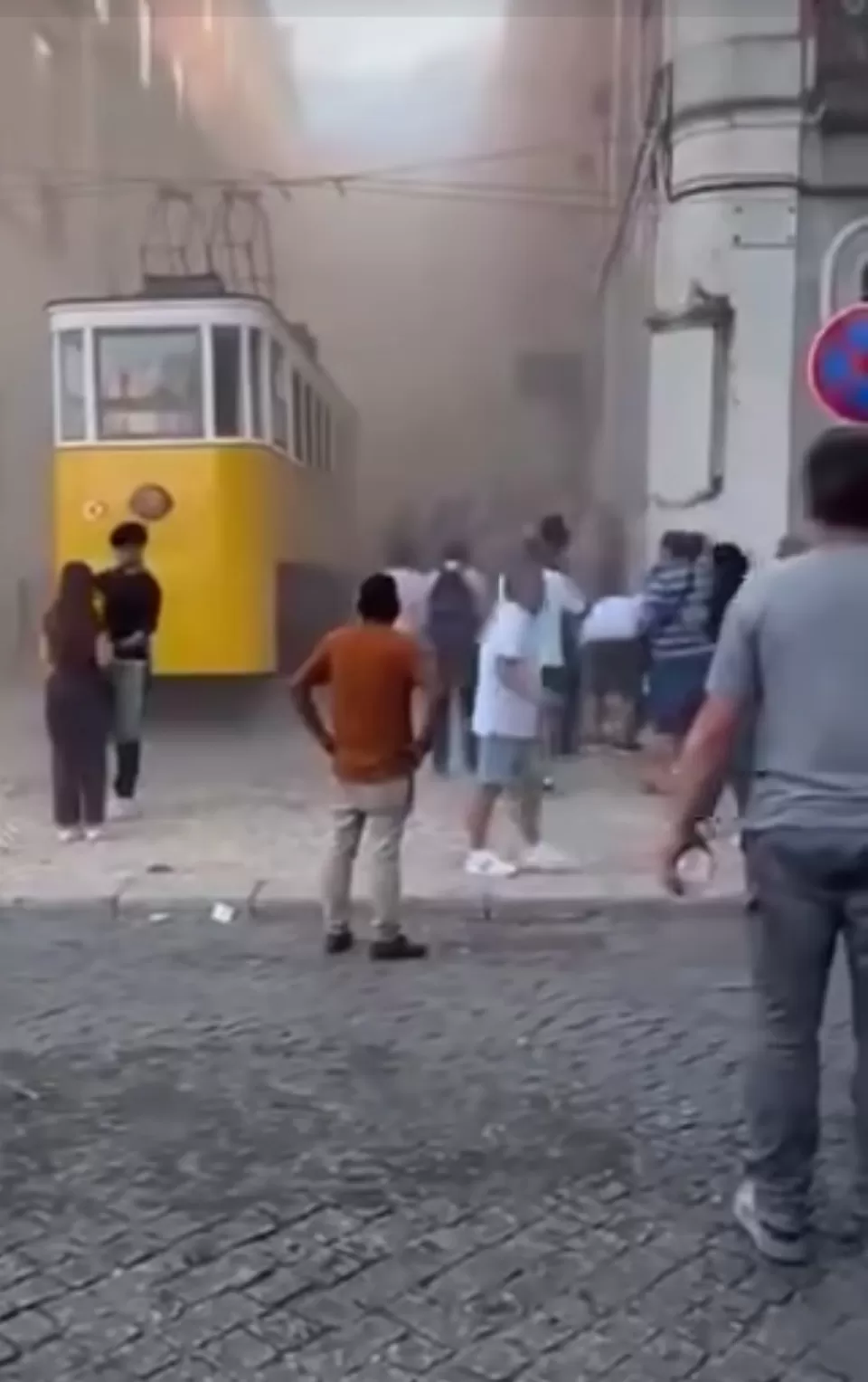 البرتغال تعلن الحداد الوطني بعد سقوط قتلى وجرحى في خروج عربة ترام سياحي عن مسارها