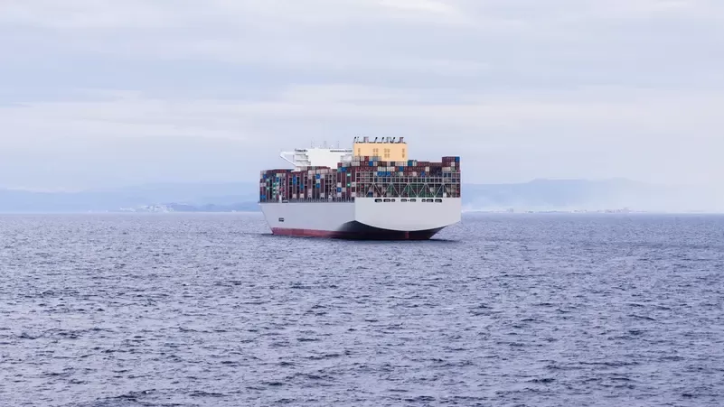 هيئة بريطانية: سقوط مقذوف قرب سفينة تجارية شمال غرب الحديدة دون أضرار