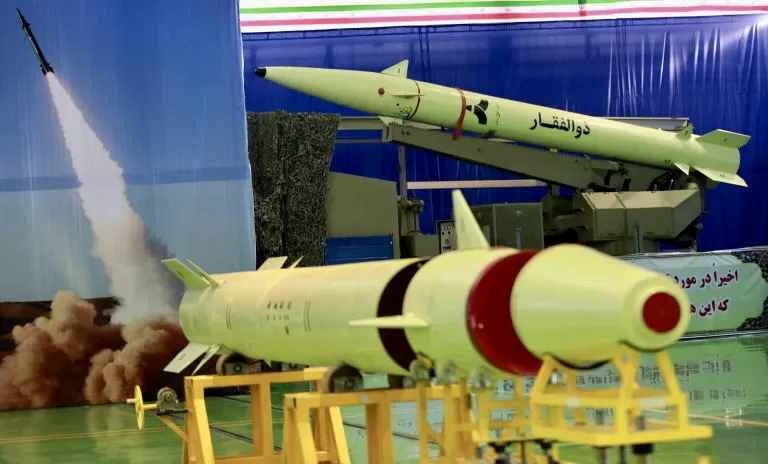 الحوثيون يضربون قلب إسرائيل – صاروخ “ذو الفقار” يستهدف مطار تل أبيب
