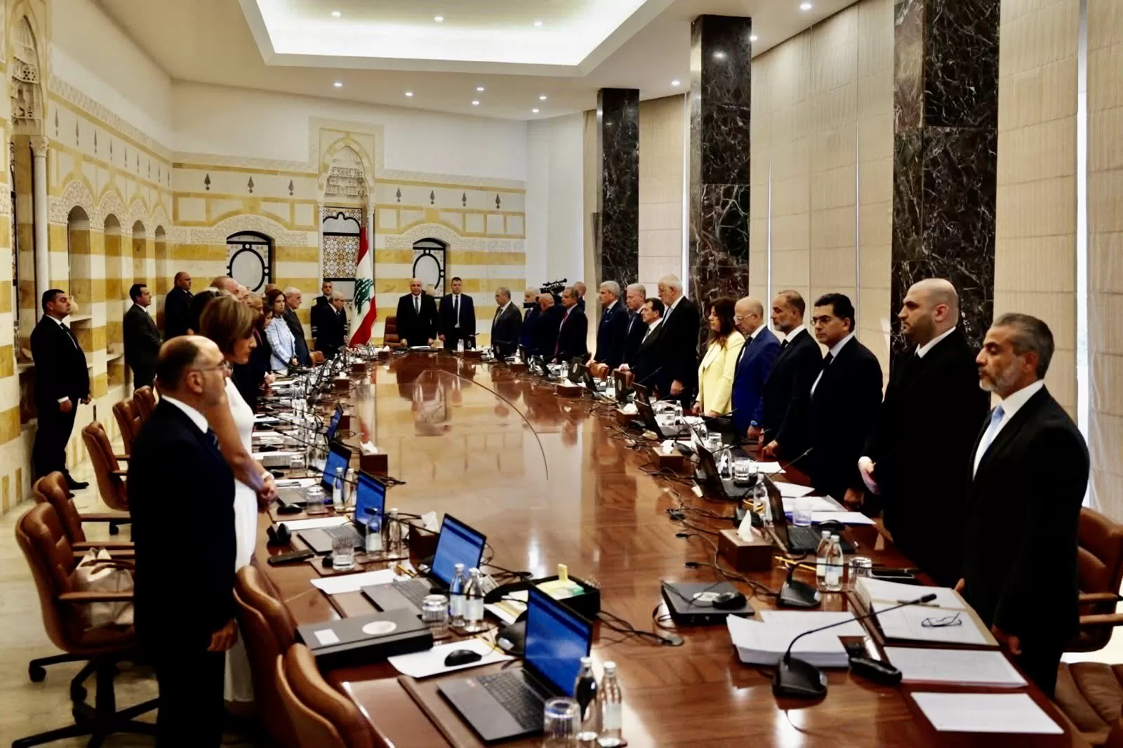 قرار لبناني محفوف بالمخاطر: “مجلس الوزراء يُقر خطة نزع سلاح حزب الله … بدون جدول زمني”