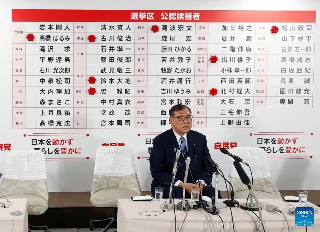 رئيس وزراء اليابان يعلن استقالته بعد انتكاسة انتخابية