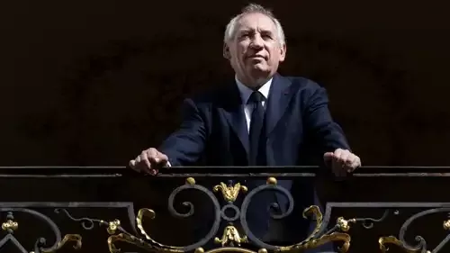 البرلمان الفرنسي يقرر مصير الحكومة اليوم بعد اتفاق المعارضه على اسقاط بايرو