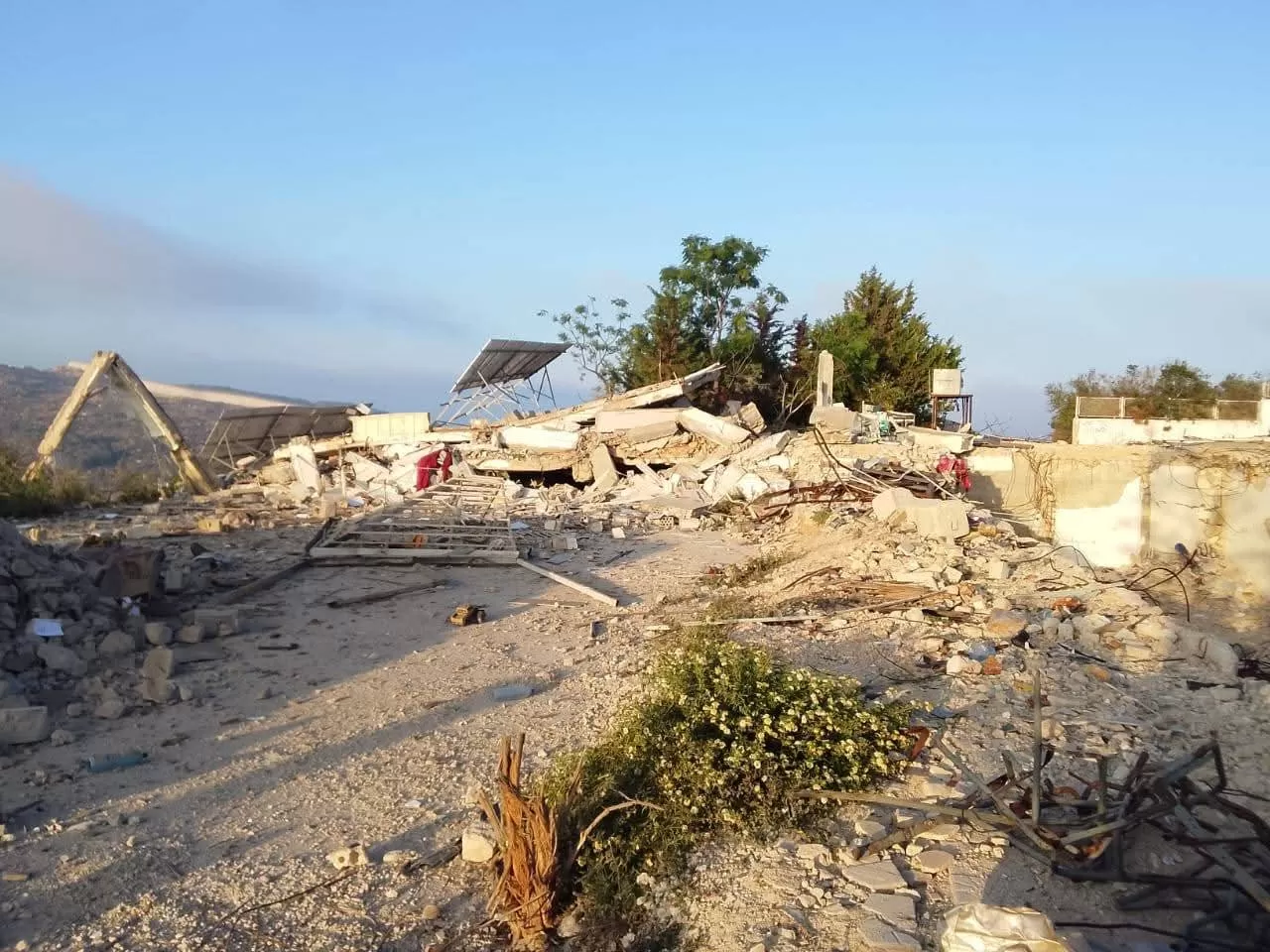 إسرائيل تنسف مبنى وتدمر دراجة نارية جنوبي لبنان