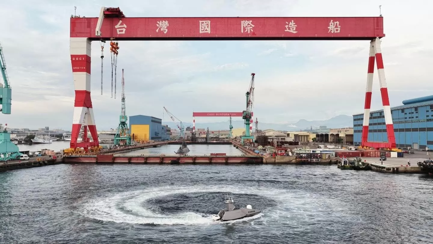 تندد بكين لعبور سفينتين حربيتين أمريكية وبريطانية بمضيق تايوان