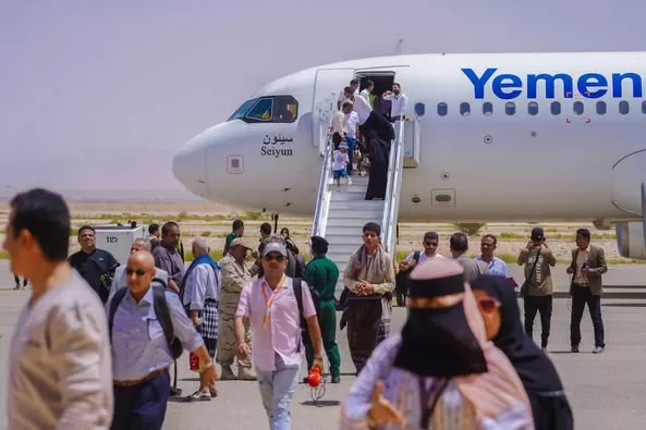 اليمنية تدشن أولى رحلاتها التجارية إلى مطار عتق الدولي بشبوة