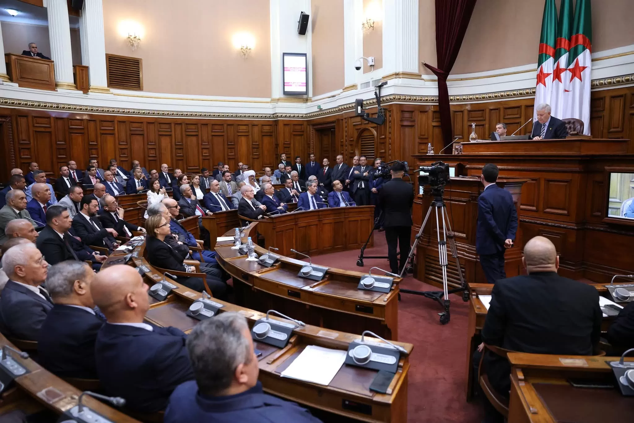 الجزائر تعلن تشكيل الحكومة الجديدة مع استمرارية الحقائب السيادية دون تعديلات