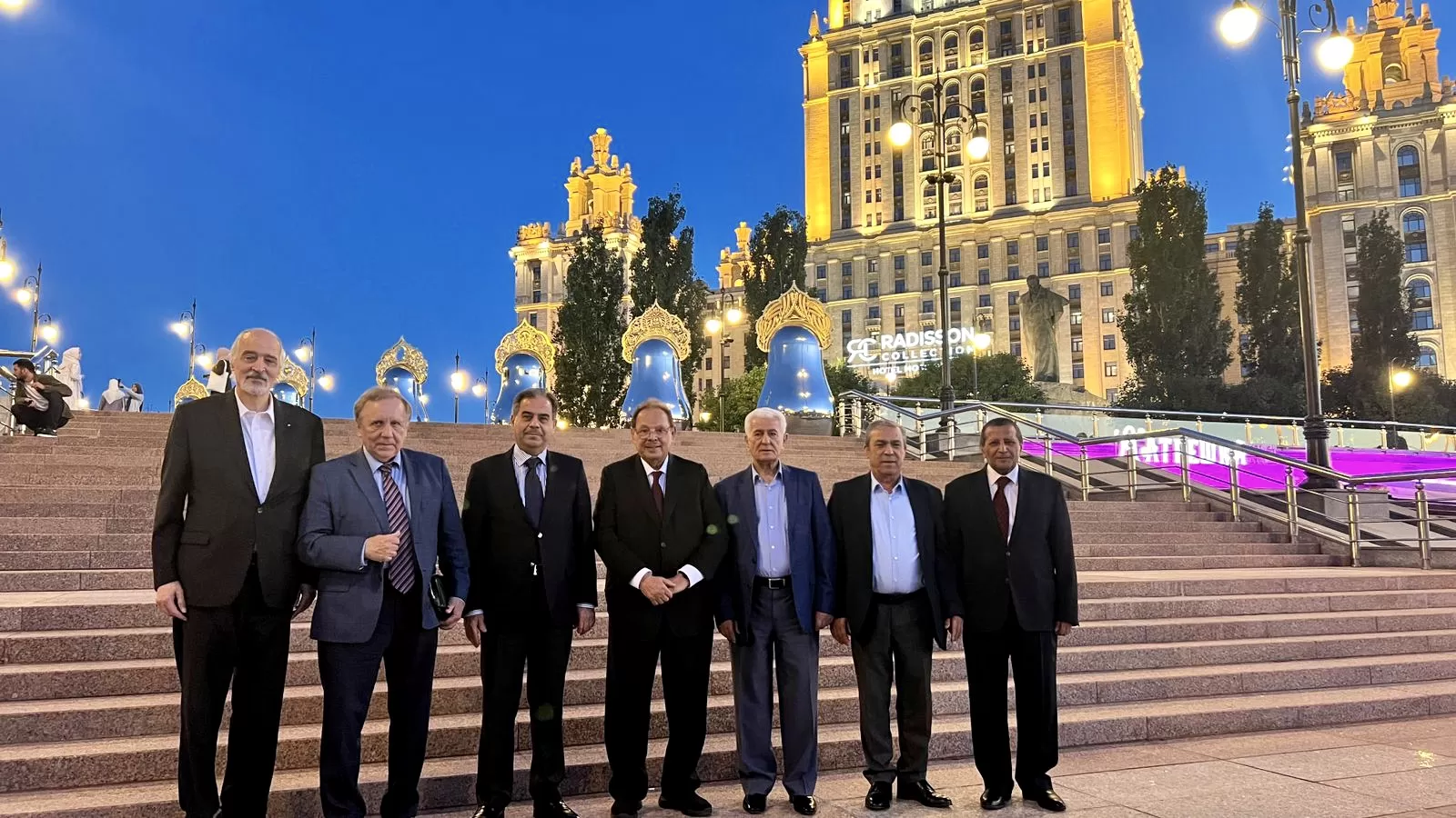 الرئيس علي ناصر محمد وأعضاء مجموعة السلام العربي يصلون موسكو للمشاركة في فعاليات القمة العالمية الاولى للشعوب