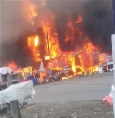 اليمن: حريق هائل يلتهم محال تجارية في منطقة الحوبان في تعز