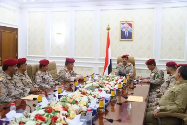 اليمن: وزير الدفاع في الحكومة الشرعية يوجه محور تعز بمساندة الأمن لضبط قتلة "المشهري"