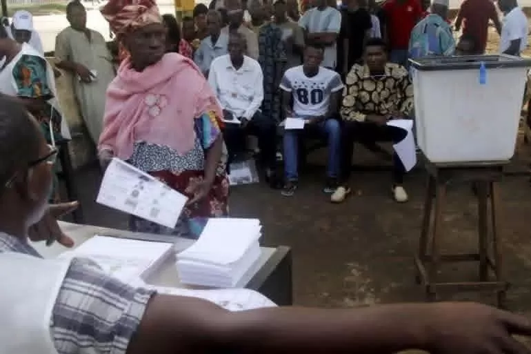 استفتاء يوضح الطريق لزعيم الانقلاب دومبويا للترشح للرئاسة في غينيا