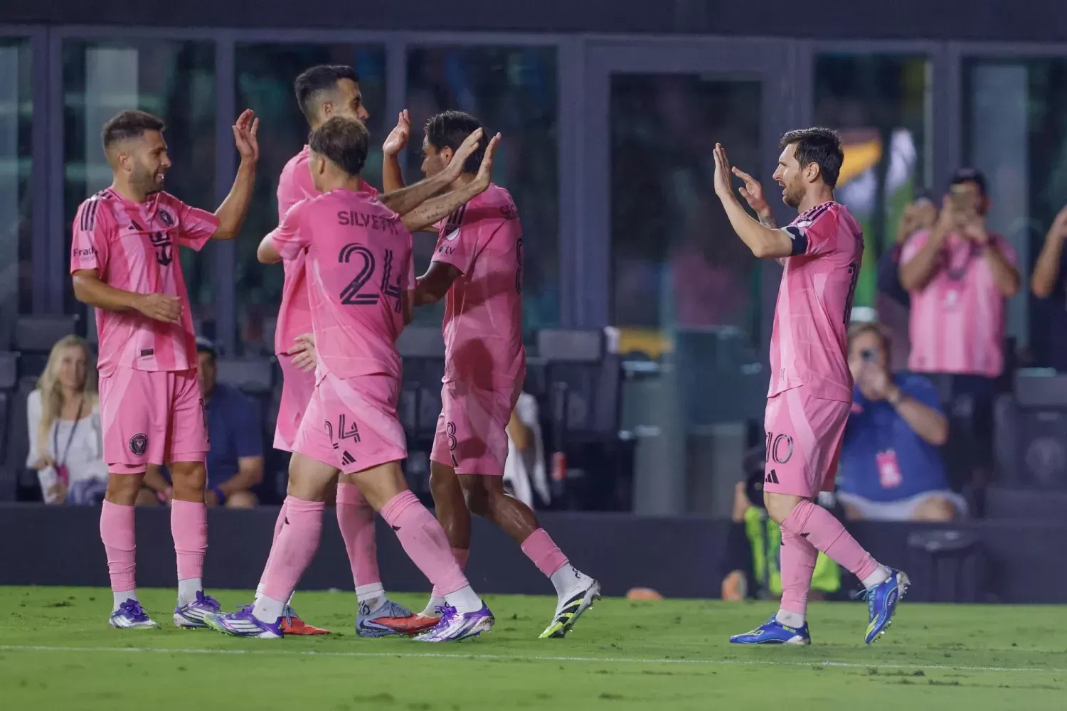 ميسي يضع فريقة على مشارف الـ«بلاي أوف»