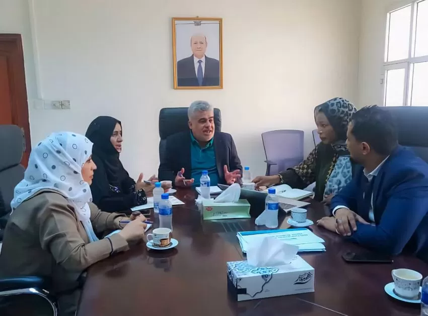 اليمن يبحث مع منسق "الفاو" سبل تغطية فجوة تمويل الأمن الغذائي للعام 2026