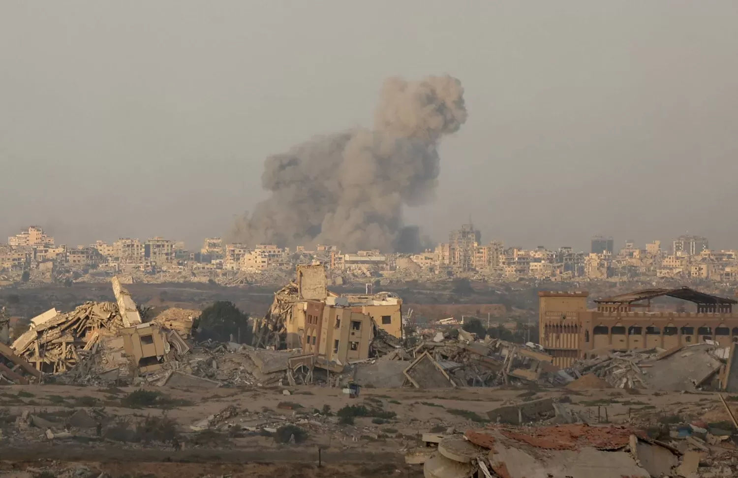 قصف إسرائيلي يستهدف عائلة الديري غرب جنوب غزة أسفر عن قتلى وجرحى