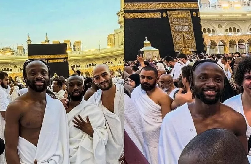 بعد إشهار إسلامه.. مهاجم بيراميدز يؤدي مناسك العمرة