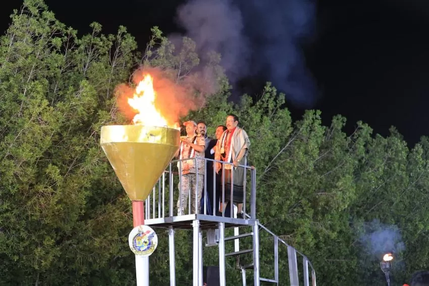 اليمن: رئيس هيئة الأركان ووكيل محافظة مأرب يوقدان شعلة العيد الـ63 لثورة 26 سبتمبر