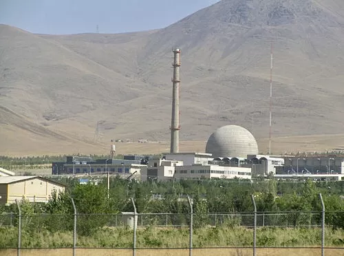 طهران وموسكو يُوَقّعان اتفاقًا بقيمة 25 مليار دولار لبناء أربع محطات نووية في إيران