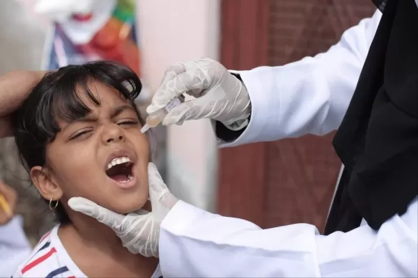 تحقيق: رفض الحوثيين للقاحات... "المؤامرة" التي تسلل منها شلل الأطفال