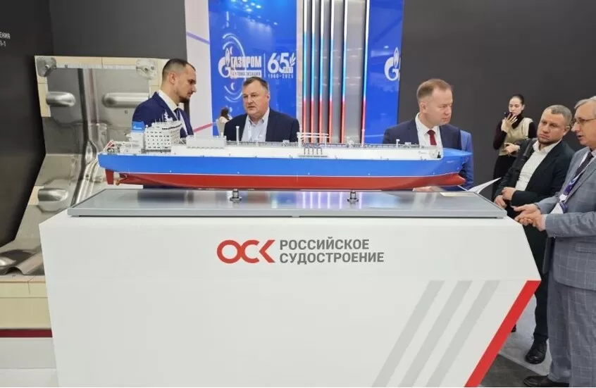 روسيا تكشف عن ناقلة غاز عملاقة كاسحة للجليد من تصنيع محلي