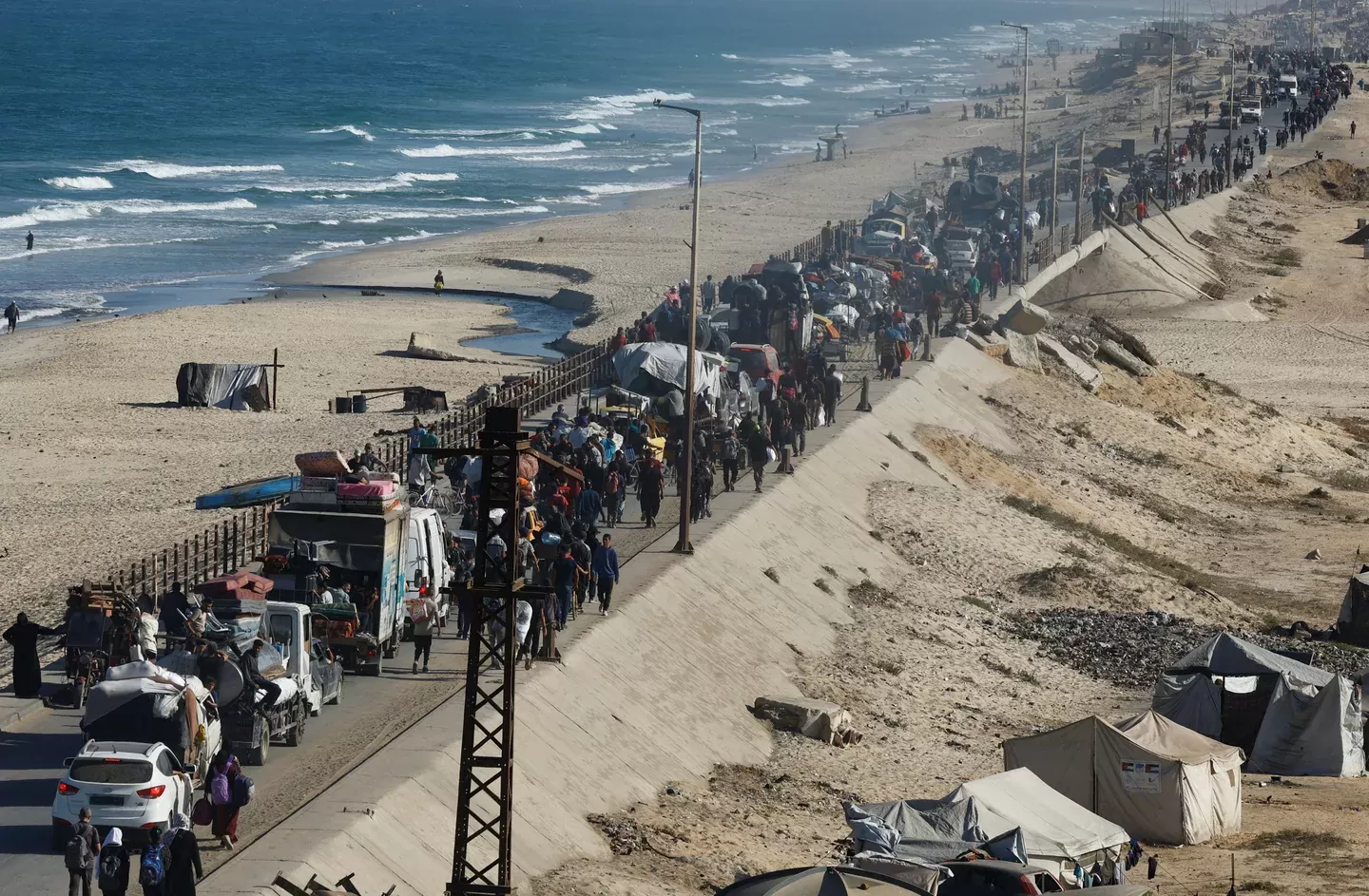 مئات آلاف الفلسطينيين يعودون إلى غزة بعد وقف الحرب