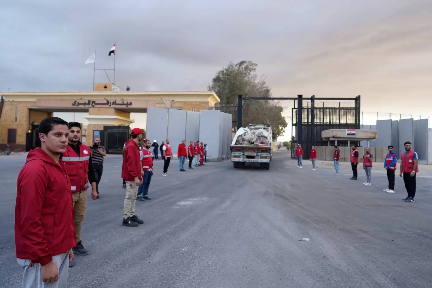 مساعدات إنسانية تتحرك للدخول تمهيداً إلى غزة