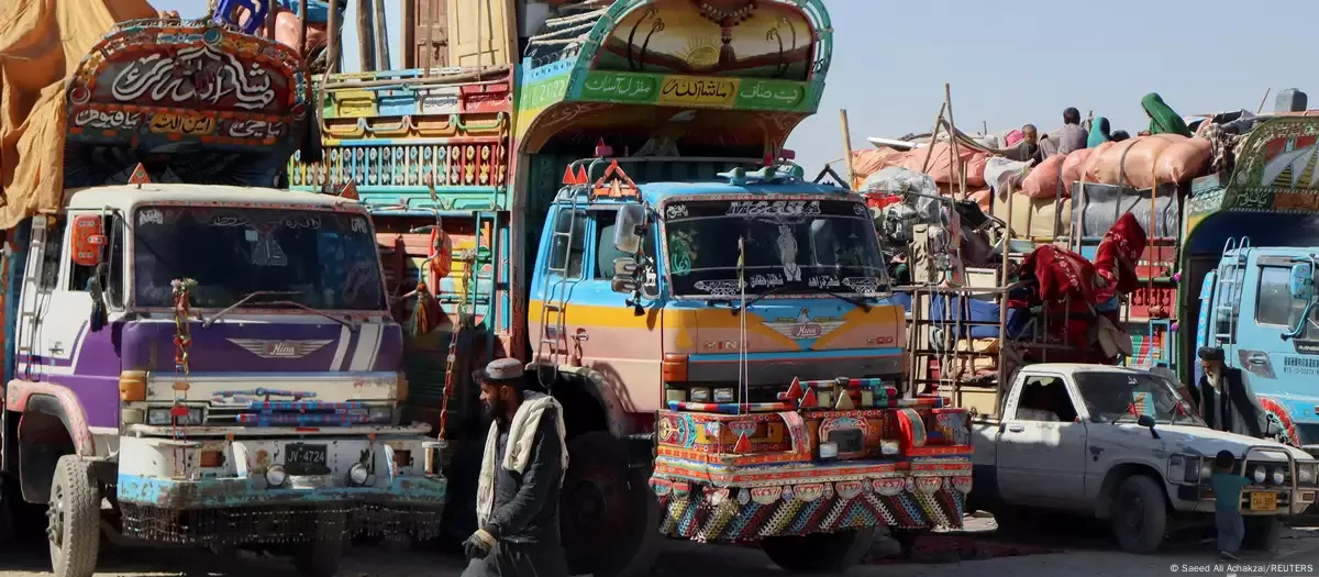 تصعيد غير مسبوق بين باكستان وأفغانستان يسفر عن عشرات القتلى وإغلاق المعابر الحدودية