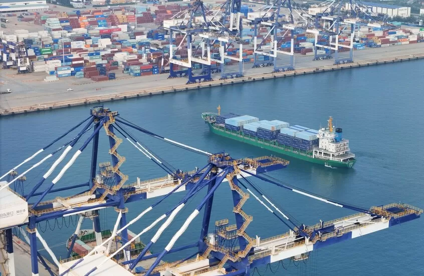 في تصعيد جديد.. الصين تبدأ رسمياً فرض الرسوم على السفن الأمريكية