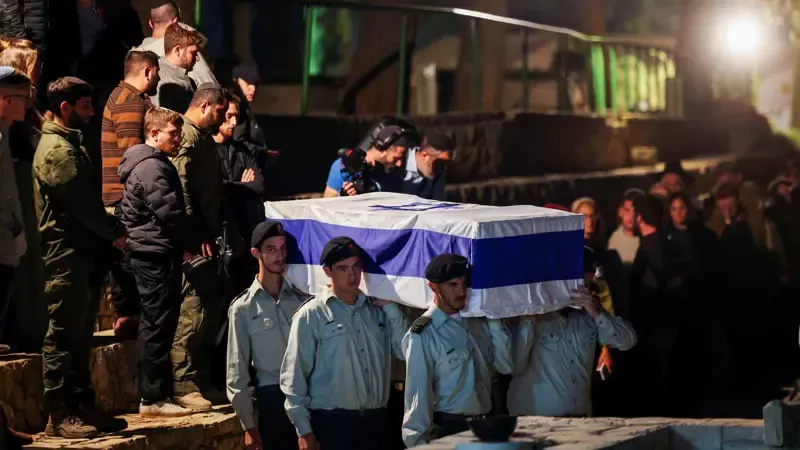 إسرائيل تعلن تعرفها على جثتين رهينتين بعد تسلمها من حماس