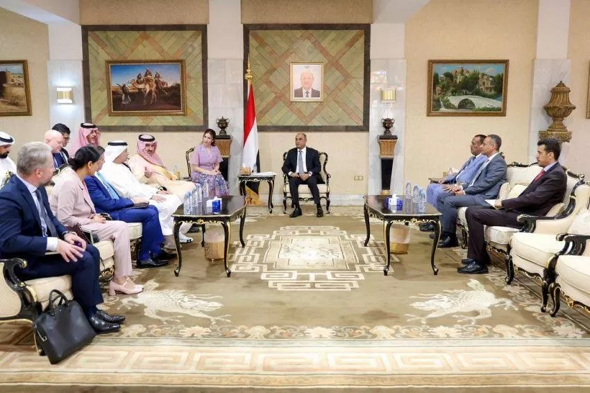 رئيس الوزراء يطلع سفراء الدول الخمس على مستجدات الأوضاع وخطة التعافي الاقتصادي