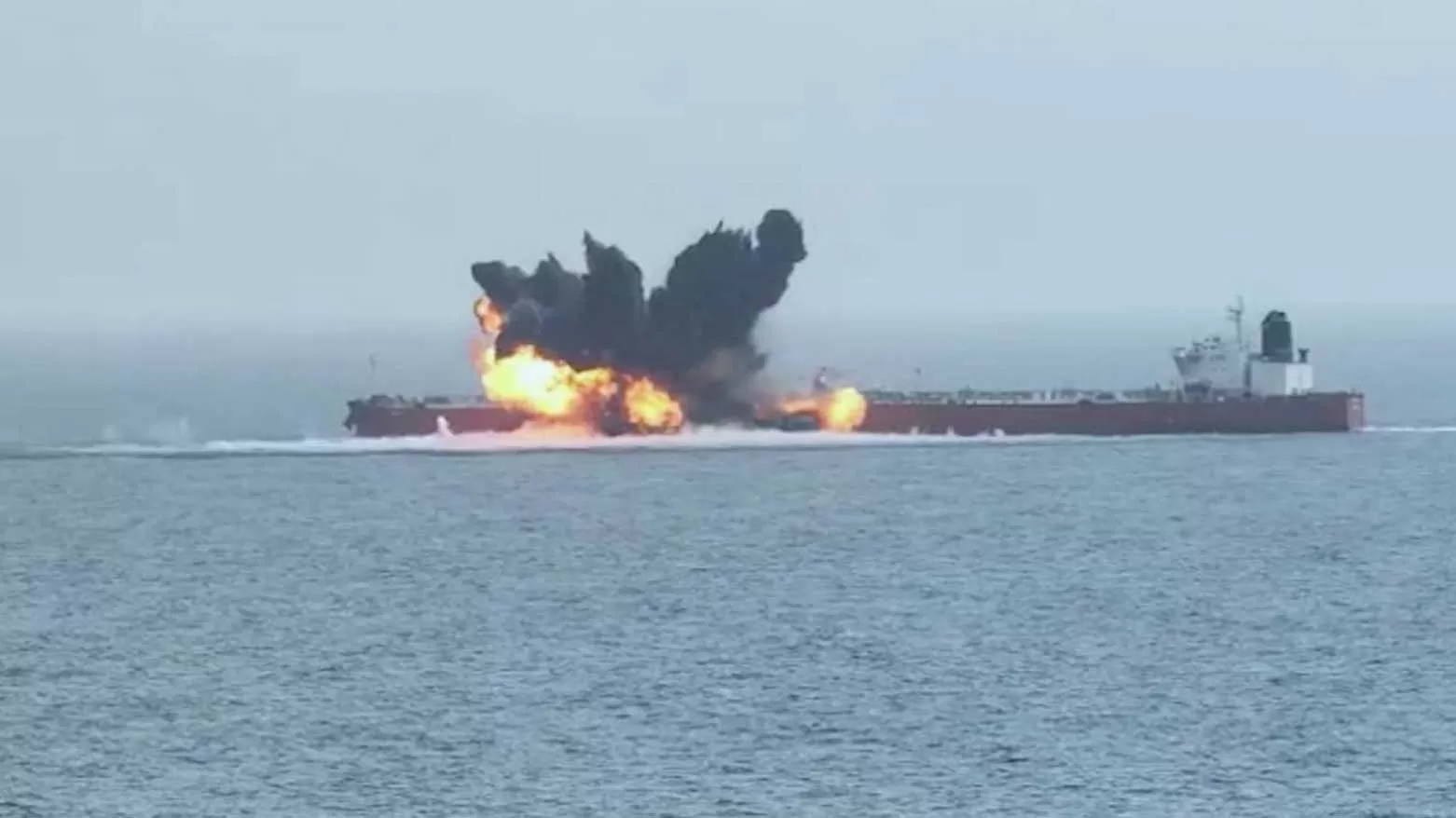 هجوم بمقذوف يشعل النيران في سفينة تجارية بخليج عدن