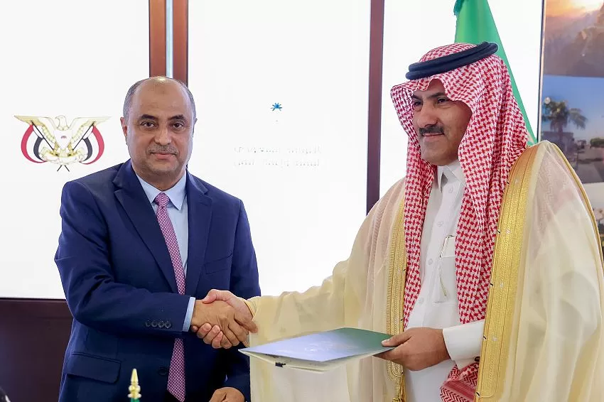 رئيس الوزراء يشهد توقيع اتفاقيات تنموية مع البرنامج السعودي لدعم الاستقرار والخدمات في اليمن