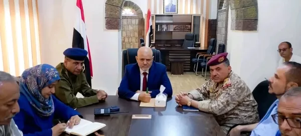 محافظ تعز يبحث مع لجنة المصالحة والقيادات العسكرية تطورات الأوضاع الأمنية