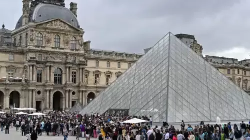 أثارت جدلاً سياسياً.. الكشف عن تفاصيل سرقة متحف اللوفر في فرنسا