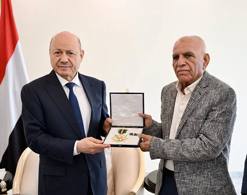 اليمن: العليمي يمنح الشهيدة إفتهان المشهري وسام الواجب تقديراً لتضحياتها في الخدمة العامة