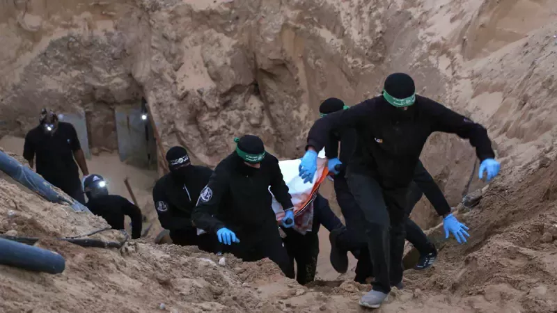 حركة حماس تُعلن انتشال جثتي رهينتين في غزة