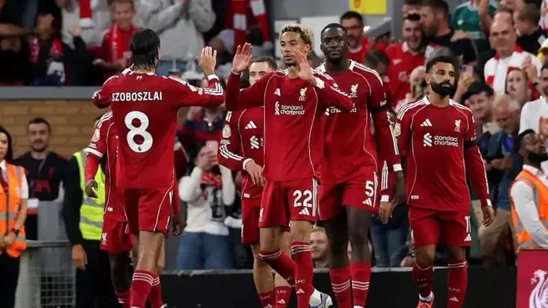 نجم ليفربول إيكيتيكي يتلقى هدية خاصة من كريم بنزيما