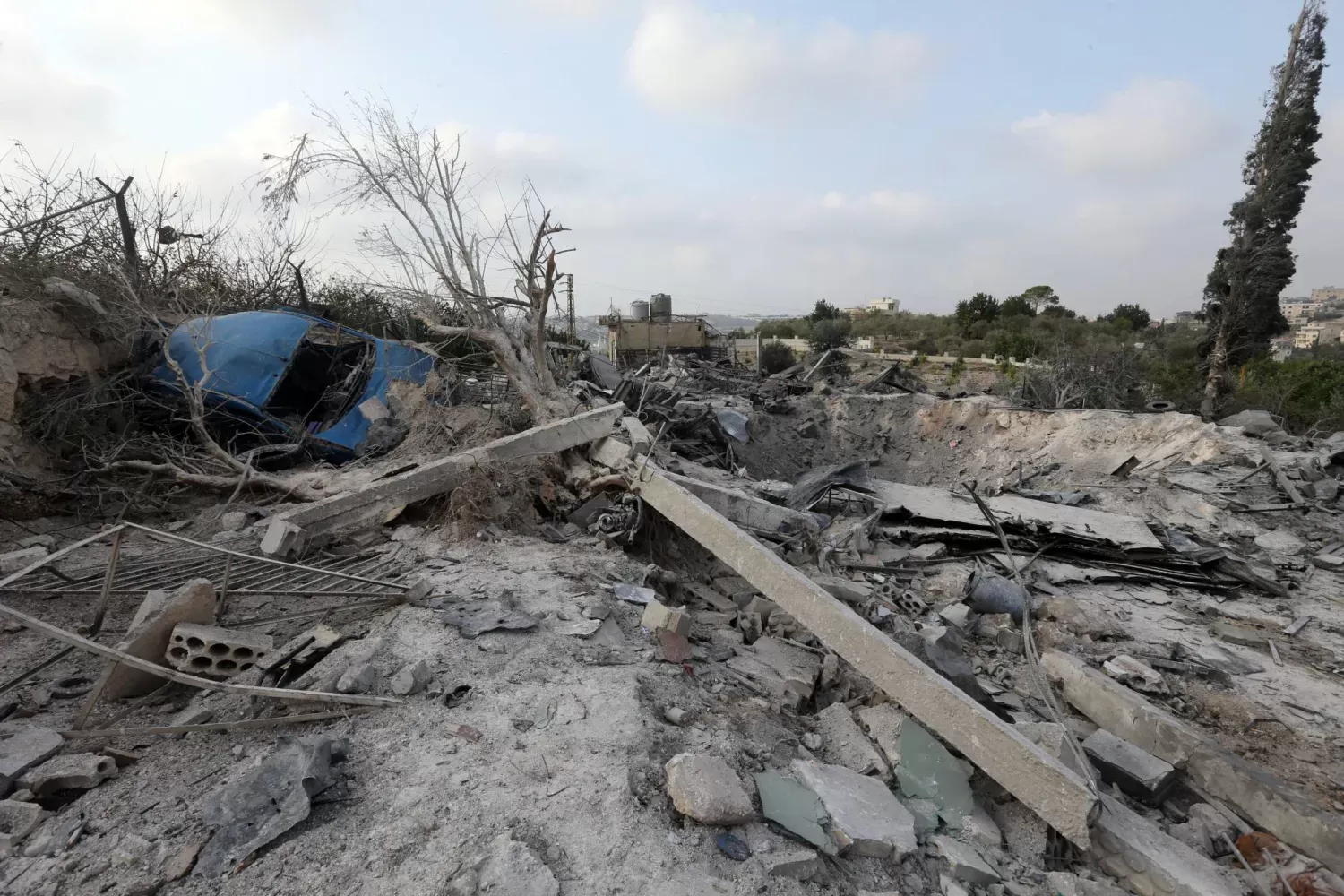 غارة إسرائيلية تستهدف سيارة قرب مستشفى في جنوب لبنان وتخلّف إصابات