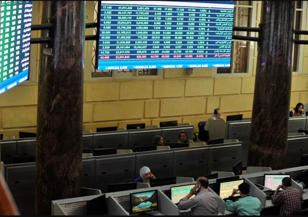 بورصات الخليج تتباين وسط تراجع النفط.. ومؤشر مصر يحقق مستوى قياسيًا جديداً