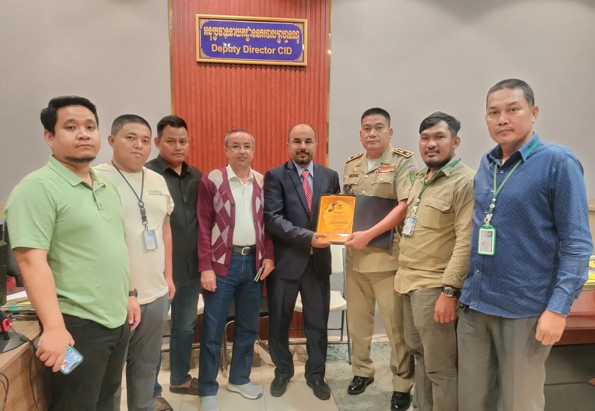 السفير باحميد يكرّم الشرطة الكمبودية بعد نجاح عملية تحرير يمنيين احتجزتهما عصابة إجرامية