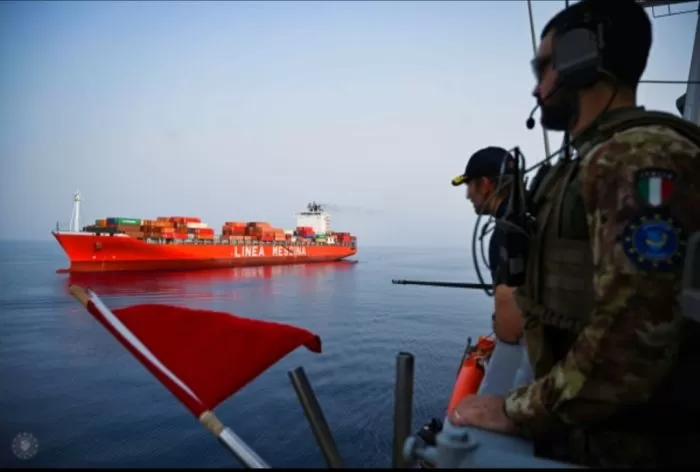 فرقاطة إيطالية تؤمن مرور سفينة تجارية في البحر الأحمر