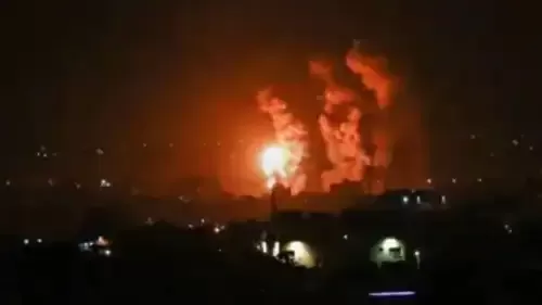 اليمن: حريق هائل يهدد مجمع الحكومي بسبب تراكم القمامة