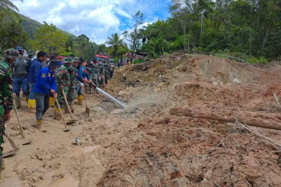 ارتفاع حصيلة وفيات السيول في إندونيسيا إلى 303 شخصاً