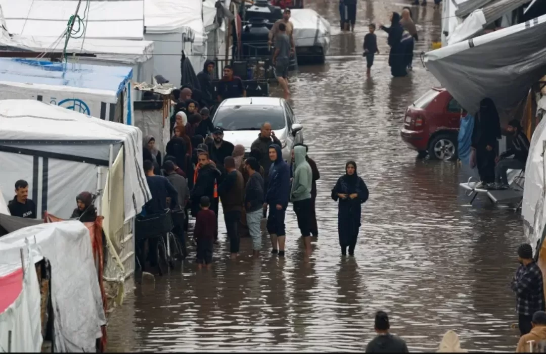 منخفض غزّة يفتك بالنازحين... خيام تغرق وتحذيرات من كارثة إنسانية وشيكة