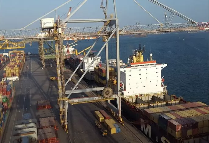 اليمن: الحكومة تنفي وقف تصاريح السفن في عدن وتتهم الانتقالي بترويج شائعات ضد السعودية