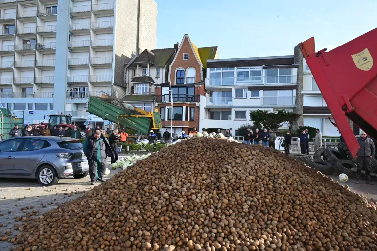 مزارعون يملأون شوارع بروكسل بالبطاطس احتجاجًا على اتفاقية الاتحاد الأوروبي–ميركوسور