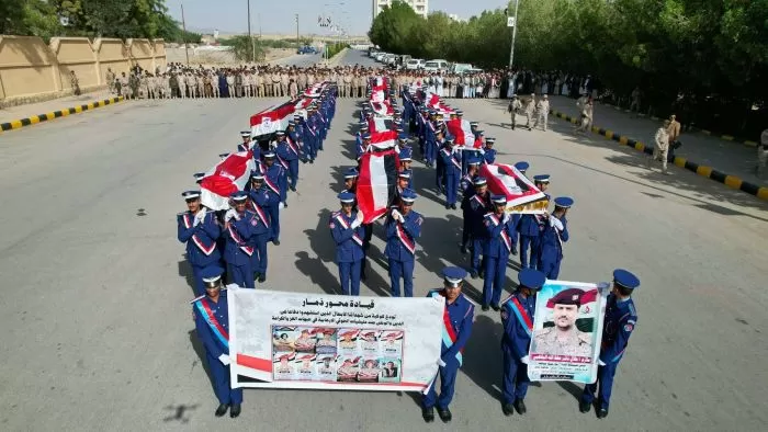 اليمن: هجوم حوثي واسع وكمين حكومي يبدد التقدم ويشيّع الشهداء في مأرب