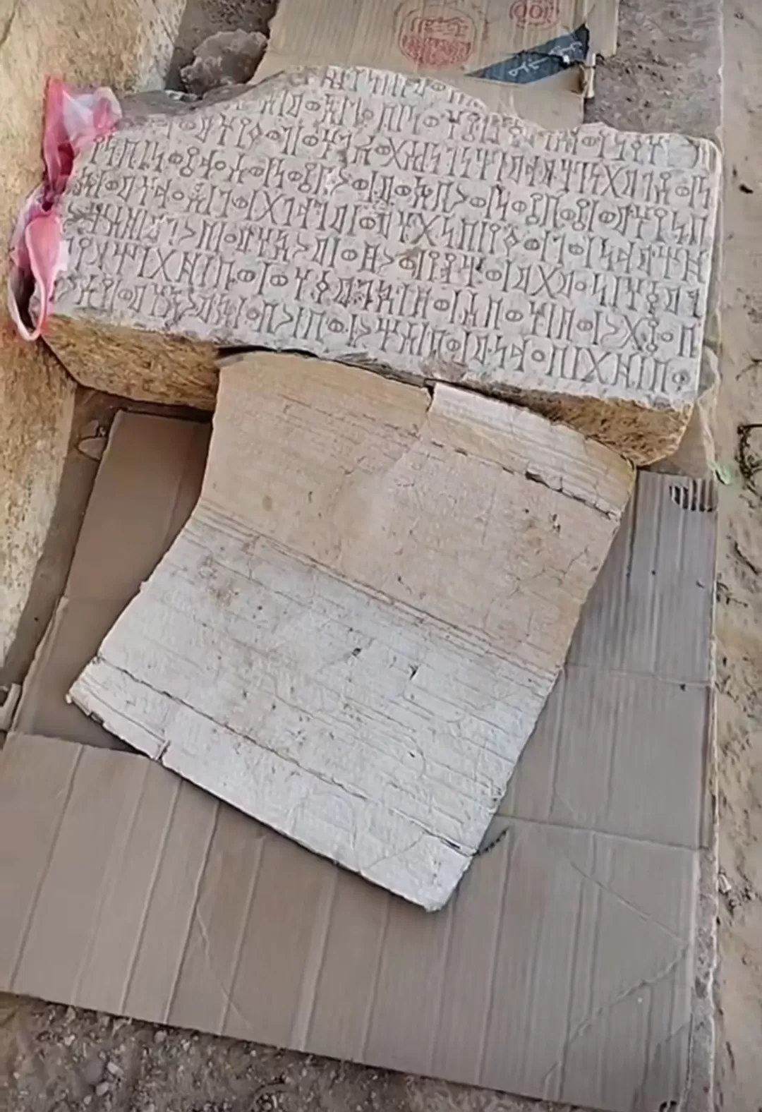 اليمن: اكتشاف حجر تراث يمني قديم "منقوش" مرمي في الأرض يثير جدلاً واسعاً